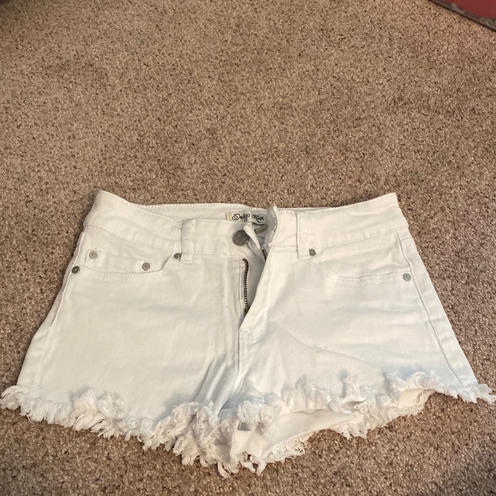 Indigo Rein Juniors white jean shorts with frayed edge